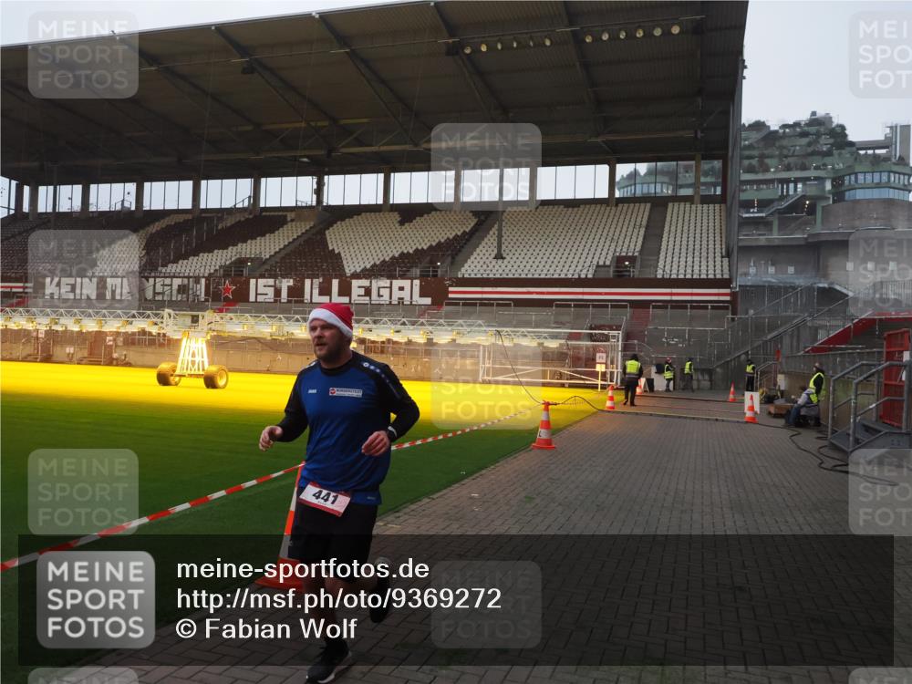 07.12.2025 - St. Pauli X-Mass-Run No. 15 Fabian Wolf http://msf.ph/oto/9369272 07.12.2025 09:57:57 Ziel 441, 2984, 4030 meine-sportfotos.de