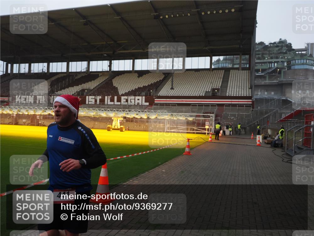 07.12.2025 - St. Pauli X-Mass-Run No. 15 Fabian Wolf http://msf.ph/oto/9369277 07.12.2025 09:57:57 Ziel 441, 2984, 4030 meine-sportfotos.de