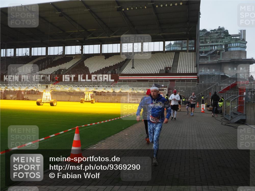 07.12.2025 - St. Pauli X-Mass-Run No. 15 Fabian Wolf http://msf.ph/oto/9369290 07.12.2025 09:58:20 Ziel 238, 261, 1173, 1633, 1774, 2205, 3405, 3515, 4206 meine-sportfotos.de