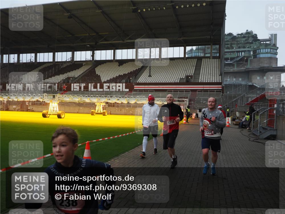 07.12.2025 - St. Pauli X-Mass-Run No. 15 Fabian Wolf http://msf.ph/oto/9369308 07.12.2025 09:58:24 Ziel 238, 261, 1173, 1633, 1774, 2205, 3515, 4031, 4206 meine-sportfotos.de