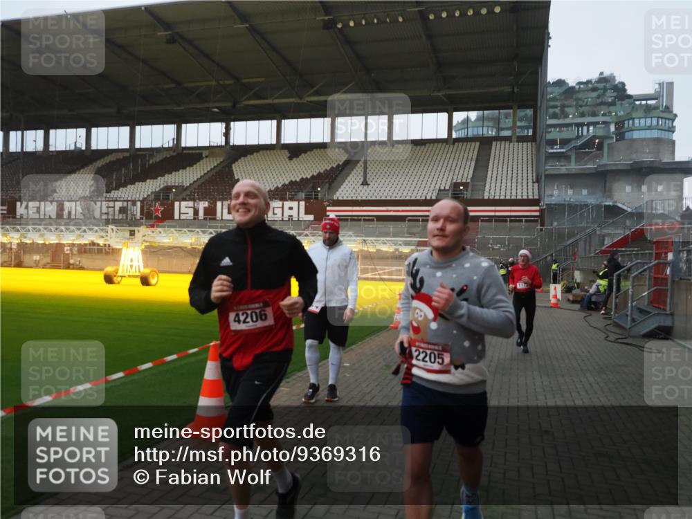 07.12.2025 - St. Pauli X-Mass-Run No. 15 Fabian Wolf http://msf.ph/oto/9369316 07.12.2025 09:58:24 Ziel 238, 261, 1173, 1633, 1774, 2205, 3515, 4031, 4206 meine-sportfotos.de