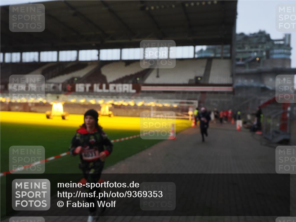 07.12.2025 - St. Pauli X-Mass-Run No. 15 Fabian Wolf http://msf.ph/oto/9369353 07.12.2025 09:58:30 Ziel 238, 261, 483, 532, 1173, 1603, 1633, 1774, 2205, 3515, 4031, 4206 meine-sportfotos.de