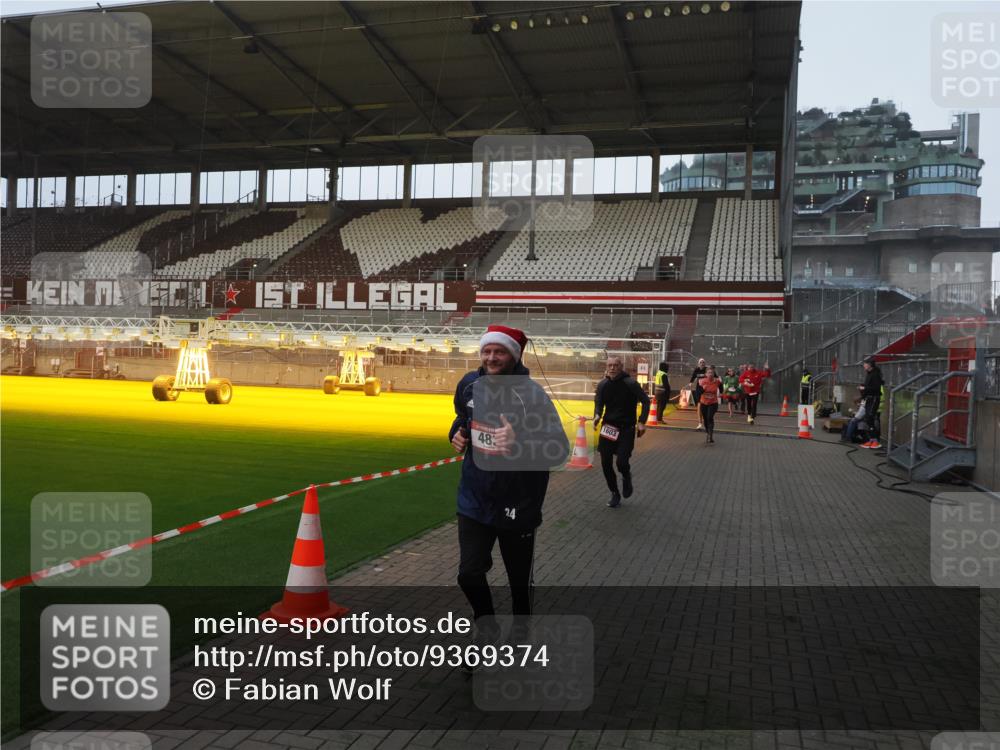 07.12.2025 - St. Pauli X-Mass-Run No. 15 Fabian Wolf http://msf.ph/oto/9369374 07.12.2025 09:58:32 Ziel 238, 261, 483, 532, 1003, 1173, 1528, 1603, 1633, 1774, 2205, 3515, 4031, 4206 meine-sportfotos.de