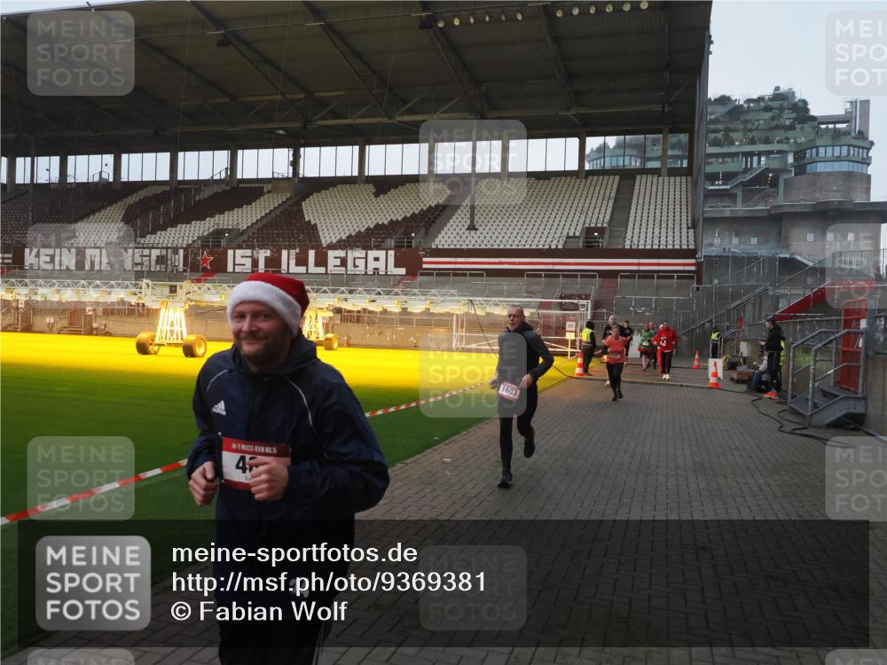 07.12.2025 - St. Pauli X-Mass-Run No. 15 Fabian Wolf http://msf.ph/oto/9369381 07.12.2025 09:58:33 Ziel 238, 261, 483, 532, 1003, 1173, 1528, 1603, 1633, 1774, 1782, 1785, 2205, 4031, 4206 meine-sportfotos.de