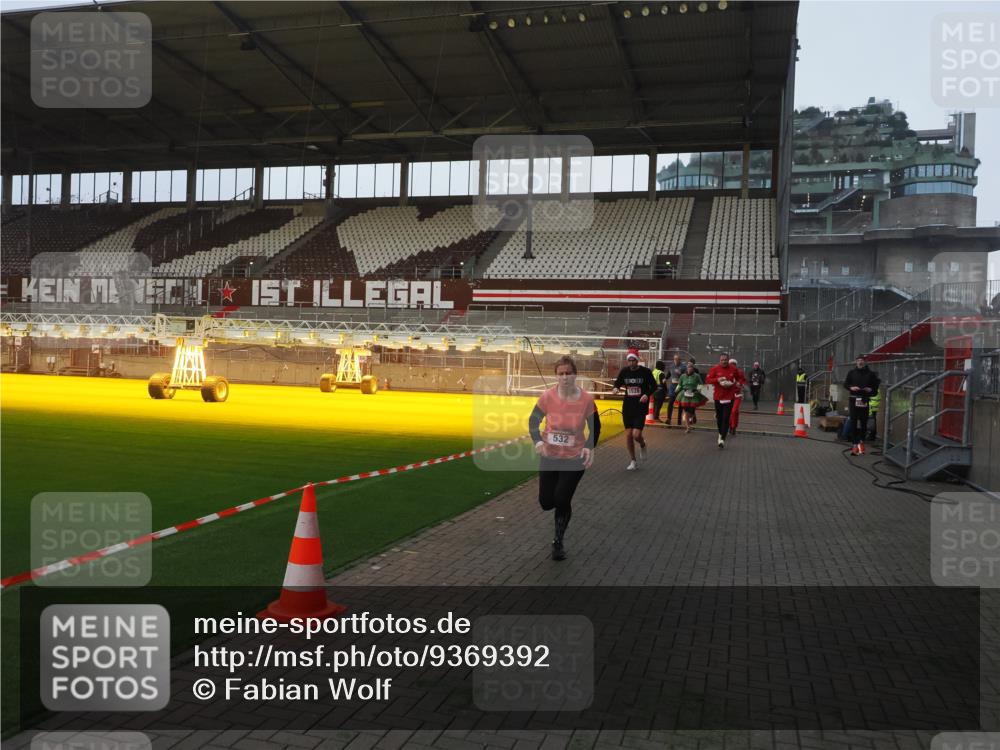 07.12.2025 - St. Pauli X-Mass-Run No. 15 Fabian Wolf http://msf.ph/oto/9369392 07.12.2025 09:58:35 Ziel 238, 261, 483, 532, 1003, 1115, 1173, 1528, 1603, 1782, 1785, 2205, 2392, 3308, 4031, 4206 meine-sportfotos.de