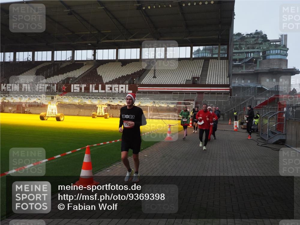 07.12.2025 - St. Pauli X-Mass-Run No. 15 Fabian Wolf http://msf.ph/oto/9369398 07.12.2025 09:58:37 Ziel 238, 261, 483, 532, 1003, 1115, 1173, 1528, 1603, 1782, 1785, 2205, 2392, 3308, 4031, 4206 meine-sportfotos.de