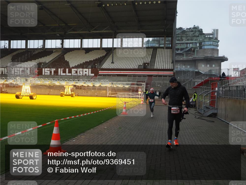 07.12.2025 - St. Pauli X-Mass-Run No. 15 Fabian Wolf http://msf.ph/oto/9369451 07.12.2025 09:58:47 Ziel 532, 655, 1003, 1115, 1528, 1542, 1603, 1782, 1785, 2392, 3308 meine-sportfotos.de