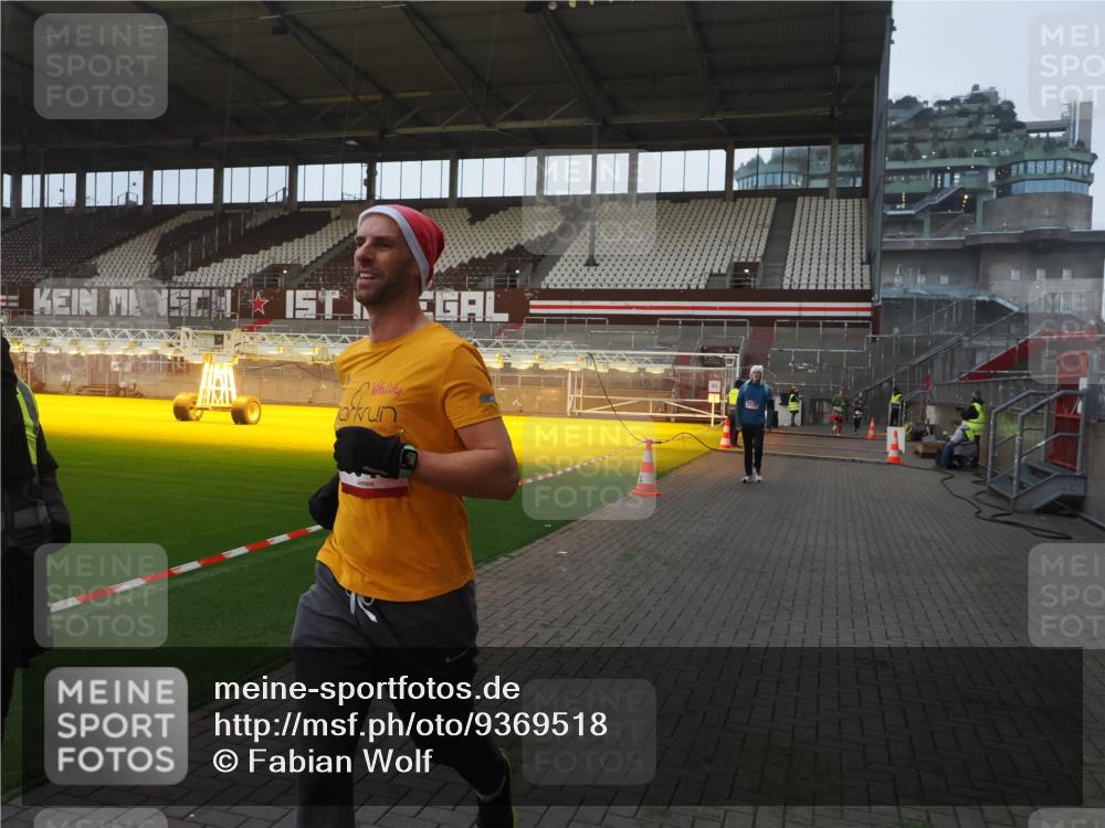 07.12.2025 - St. Pauli X-Mass-Run No. 15 Fabian Wolf http://msf.ph/oto/9369518 07.12.2025 09:59:06 Ziel 2529, 3147, 3345 meine-sportfotos.de