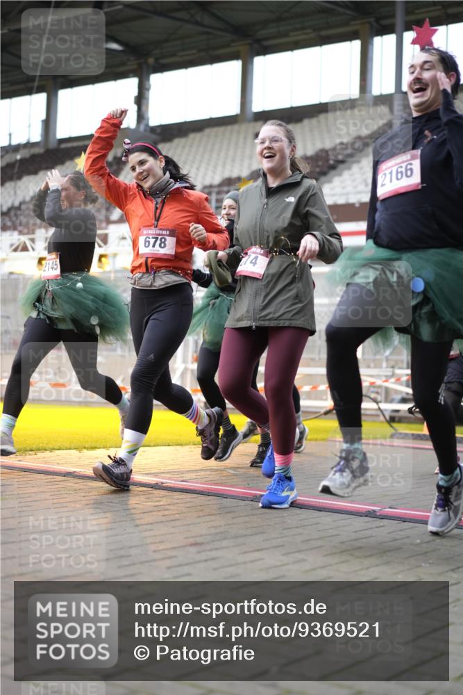 07.12.2025 - St. Pauli X-Mass-Run No. 15 Patografie http://msf.ph/oto/9369521 07.12.2025 11:25:56 Ziel 674, 678, 1079, 1344, 1356, 1593, 1673, 2055, 2088, 2145, 2161, 2166, 2198, 2255, 2265, 3050, 3051, 3068, 3070 meine-sportfotos.de