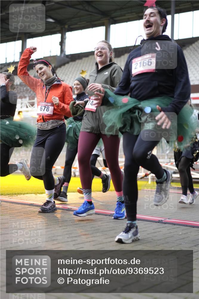 07.12.2025 - St. Pauli X-Mass-Run No. 15 Patografie http://msf.ph/oto/9369523 07.12.2025 11:25:56 Ziel 674, 678, 1079, 1344, 1356, 1593, 1673, 2055, 2088, 2145, 2161, 2166, 2198, 2255, 2265, 3050, 3051, 3068, 3070 meine-sportfotos.de