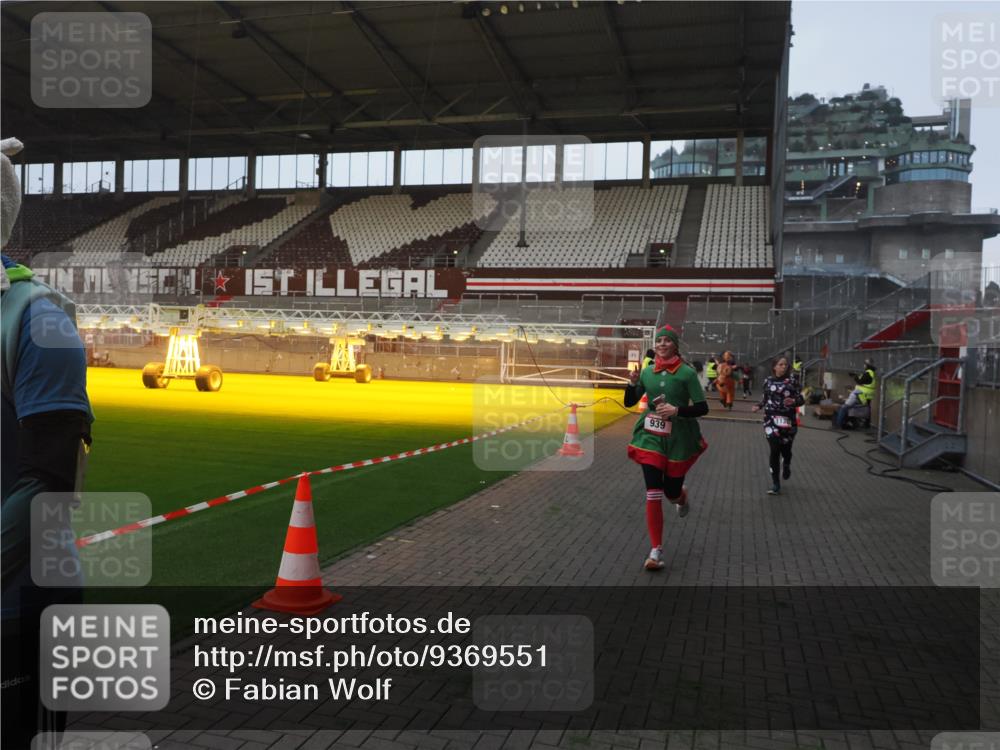 07.12.2025 - St. Pauli X-Mass-Run No. 15 Fabian Wolf http://msf.ph/oto/9369551 07.12.2025 09:59:14 Ziel 939, 1120, 2529, 2657, 3147, 3345 meine-sportfotos.de