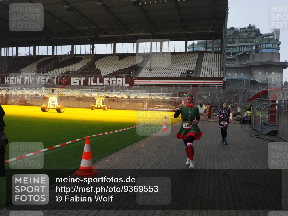 07.12.2025 - St. Pauli X-Mass-Run No. 15 Fabian Wolf http://msf.ph/oto/9369553 07.12.2025 09:59:15 Ziel 939, 1120, 2529, 2657, 3147, 3345 meine-sportfotos.de