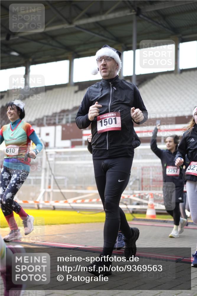 07.12.2025 - St. Pauli X-Mass-Run No. 15 Patografie http://msf.ph/oto/9369563 07.12.2025 11:26:15 Ziel 610, 624, 1345, 1498, 1501, 1632, 2059, 2063, 2066, 2069, 2074, 2124, 2257, 2260, 2637, 2786, 2795, 3094, 3217, 3257, 3258, 3260, 3261, 3607 meine-sportfotos.de