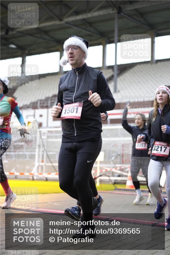 07.12.2025 - St. Pauli X-Mass-Run No. 15 Patografie http://msf.ph/oto/9369565 07.12.2025 11:26:15 Ziel 610, 624, 1345, 1498, 1501, 1632, 2059, 2063, 2066, 2069, 2074, 2124, 2257, 2260, 2637, 2786, 2795, 3094, 3217, 3257, 3258, 3260, 3261, 3607 meine-sportfotos.de