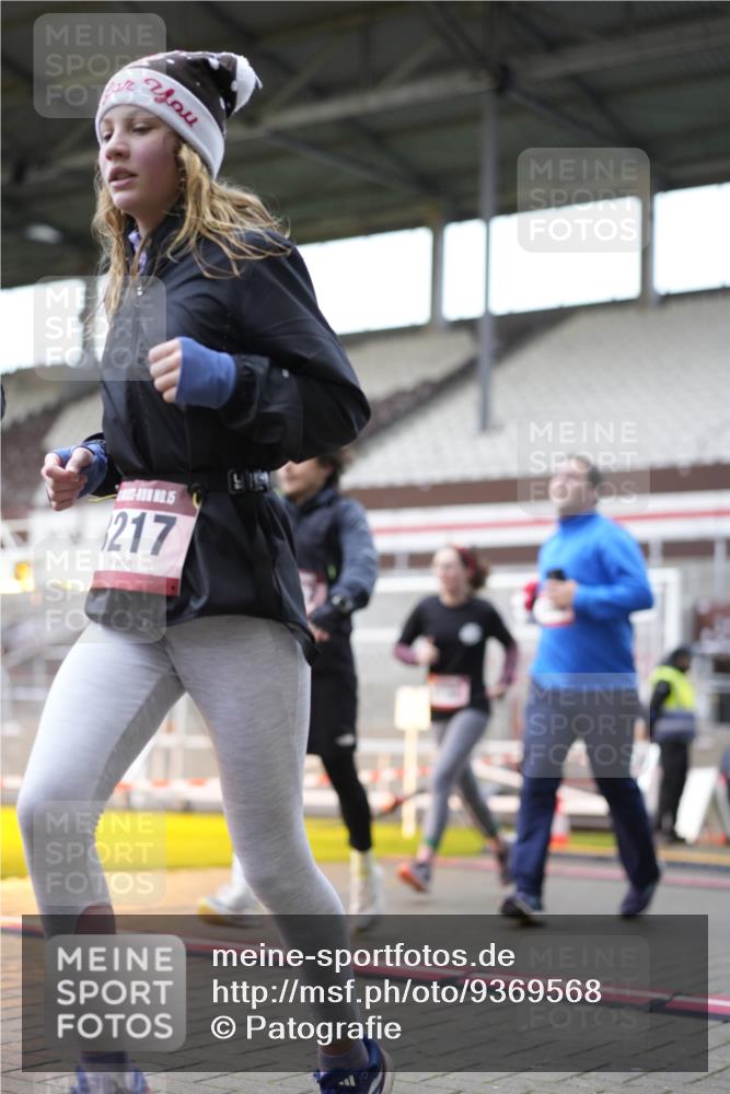 07.12.2025 - St. Pauli X-Mass-Run No. 15 Patografie http://msf.ph/oto/9369568 07.12.2025 11:26:16 Ziel 610, 624, 1345, 1498, 1501, 1632, 2059, 2063, 2066, 2069, 2074, 2124, 2257, 2260, 2637, 2786, 2795, 3094, 3217, 3257, 3258, 3260, 3261, 3607 meine-sportfotos.de