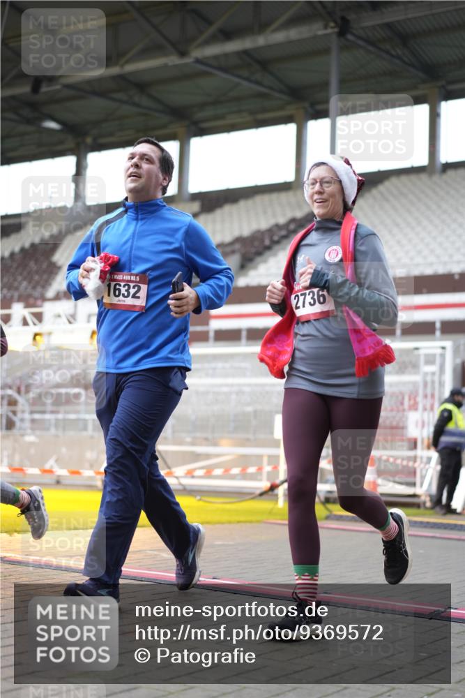 07.12.2025 - St. Pauli X-Mass-Run No. 15 Patografie http://msf.ph/oto/9369572 07.12.2025 11:26:17 Ziel 610, 624, 1345, 1498, 1501, 1632, 2059, 2063, 2066, 2069, 2074, 2124, 2257, 2260, 2637, 2786, 2795, 3094, 3217, 3257, 3258, 3260, 3261, 3607 meine-sportfotos.de