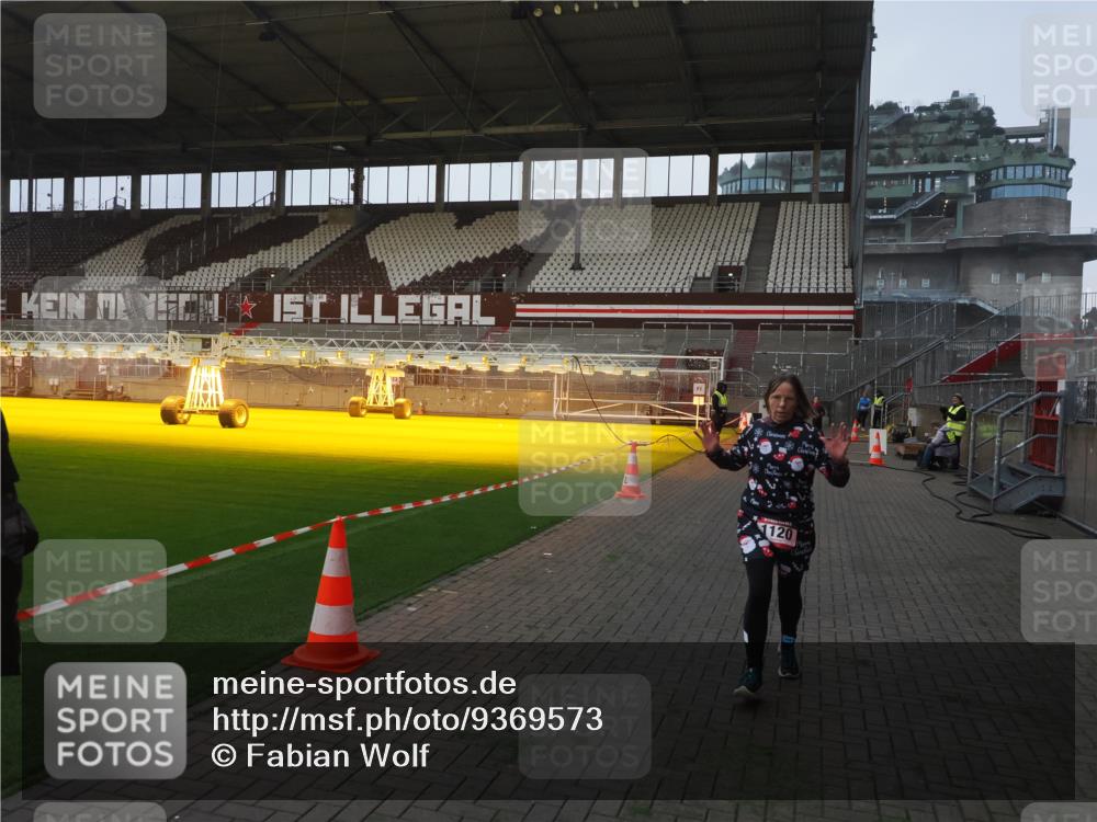 07.12.2025 - St. Pauli X-Mass-Run No. 15 Fabian Wolf http://msf.ph/oto/9369573 07.12.2025 09:59:16 Ziel 939, 1120, 2529, 2657, 3147, 3345 meine-sportfotos.de