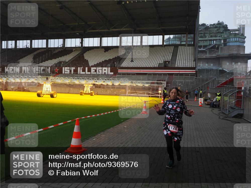 07.12.2025 - St. Pauli X-Mass-Run No. 15 Fabian Wolf http://msf.ph/oto/9369576 07.12.2025 09:59:17 Ziel 939, 1120, 2207, 2529, 2657, 3147, 3345 meine-sportfotos.de