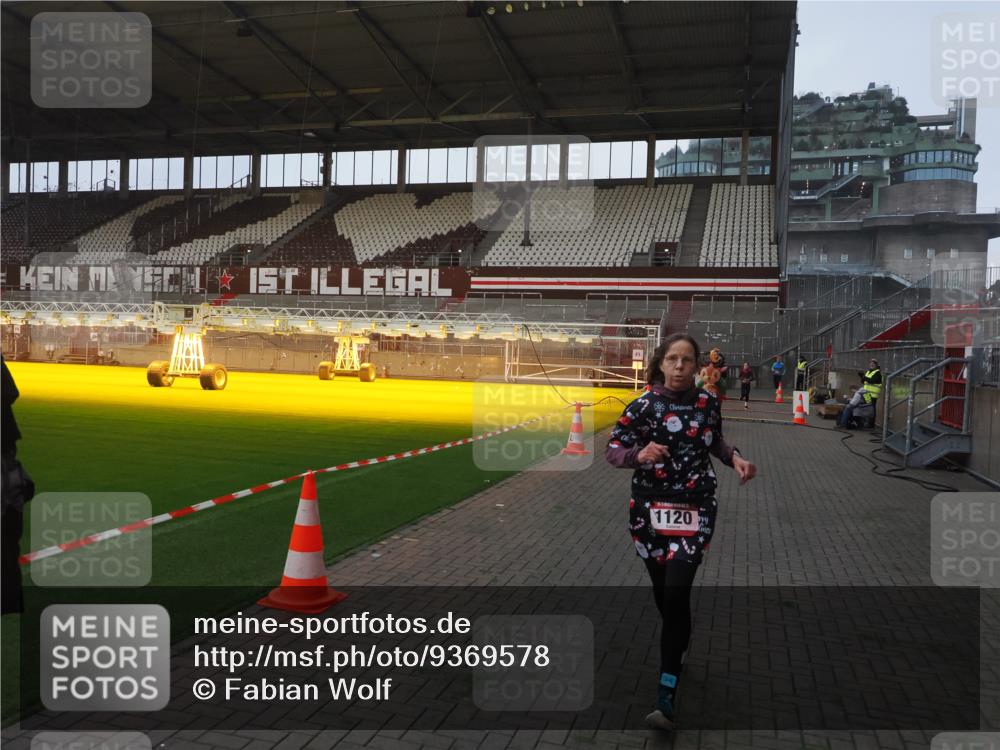 07.12.2025 - St. Pauli X-Mass-Run No. 15 Fabian Wolf http://msf.ph/oto/9369578 07.12.2025 09:59:17 Ziel 939, 1120, 2207, 2529, 2657, 3147, 3345 meine-sportfotos.de