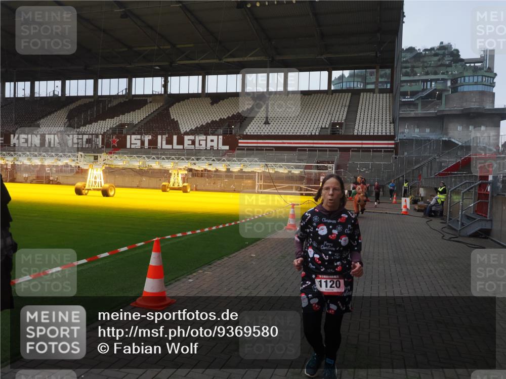 07.12.2025 - St. Pauli X-Mass-Run No. 15 Fabian Wolf http://msf.ph/oto/9369580 07.12.2025 09:59:17 Ziel 939, 1120, 2207, 2529, 2657, 3147, 3345 meine-sportfotos.de