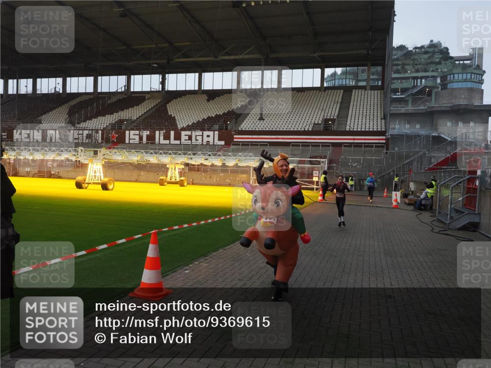 07.12.2025 - St. Pauli X-Mass-Run No. 15 Fabian Wolf http://msf.ph/oto/9369615 07.12.2025 09:59:21 Ziel 939, 1120, 2204, 2207, 2529, 2657 meine-sportfotos.de