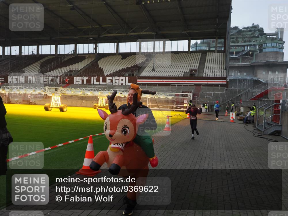 07.12.2025 - St. Pauli X-Mass-Run No. 15 Fabian Wolf http://msf.ph/oto/9369622 07.12.2025 09:59:22 Ziel 939, 1120, 2204, 2207, 2657 meine-sportfotos.de