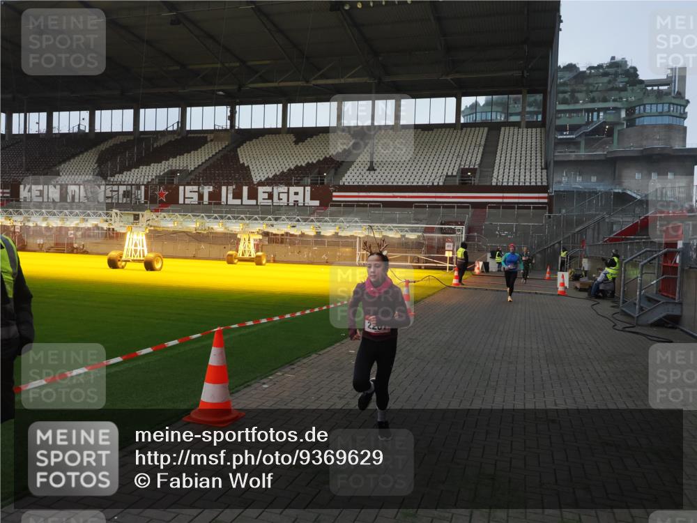 07.12.2025 - St. Pauli X-Mass-Run No. 15 Fabian Wolf http://msf.ph/oto/9369629 07.12.2025 09:59:24 Ziel 939, 1120, 2204, 2207, 2657, 4029 meine-sportfotos.de