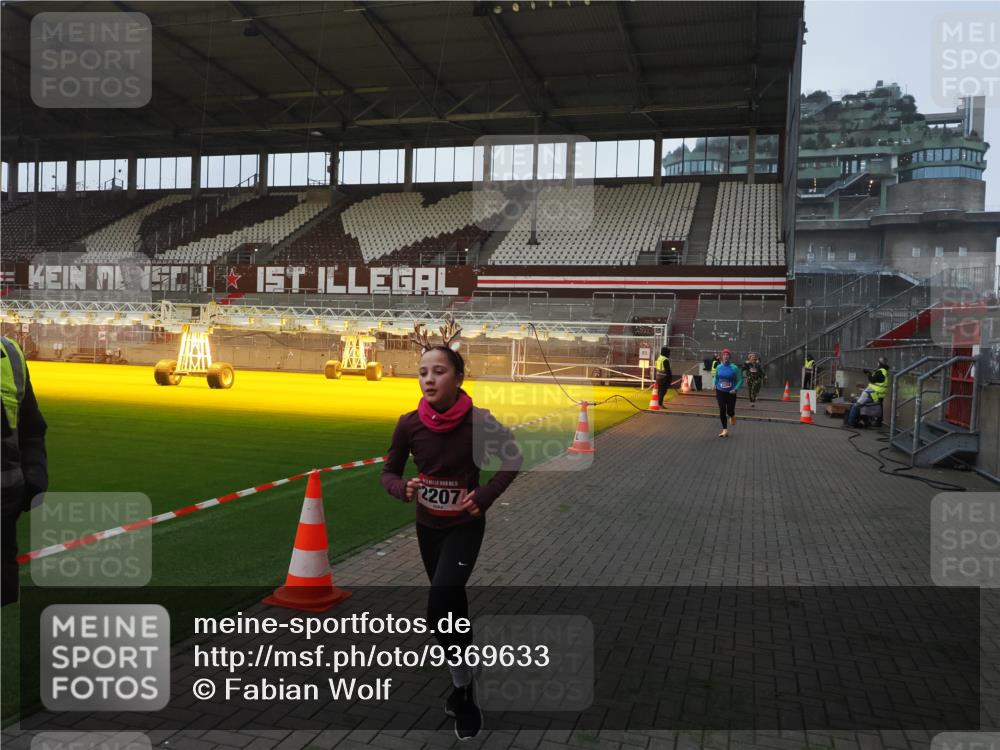 07.12.2025 - St. Pauli X-Mass-Run No. 15 Fabian Wolf http://msf.ph/oto/9369633 07.12.2025 09:59:24 Ziel 939, 1120, 2204, 2207, 2657, 4029 meine-sportfotos.de