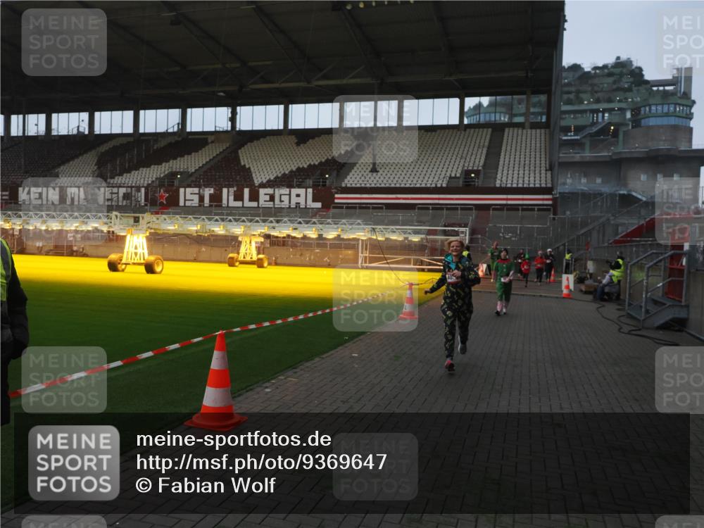 07.12.2025 - St. Pauli X-Mass-Run No. 15 Fabian Wolf http://msf.ph/oto/9369647 07.12.2025 09:59:29 Ziel 961, 1120, 2204, 2207, 2657, 4029 meine-sportfotos.de