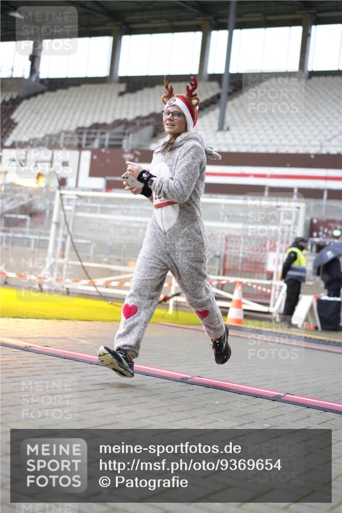 07.12.2025 - St. Pauli X-Mass-Run No. 15 Patografie http://msf.ph/oto/9369654 07.12.2025 11:27:12 Ziel 1772, 2887, 2995, 2999, 3004, 3956, 4647, 4656 meine-sportfotos.de