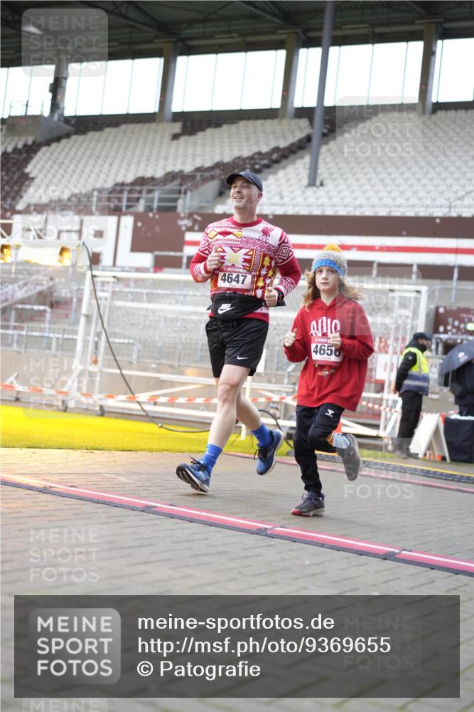 07.12.2025 - St. Pauli X-Mass-Run No. 15 Patografie http://msf.ph/oto/9369655 07.12.2025 11:27:15 Ziel 35, 36, 1772, 2995, 2999, 3004, 3956, 4647, 4656 meine-sportfotos.de