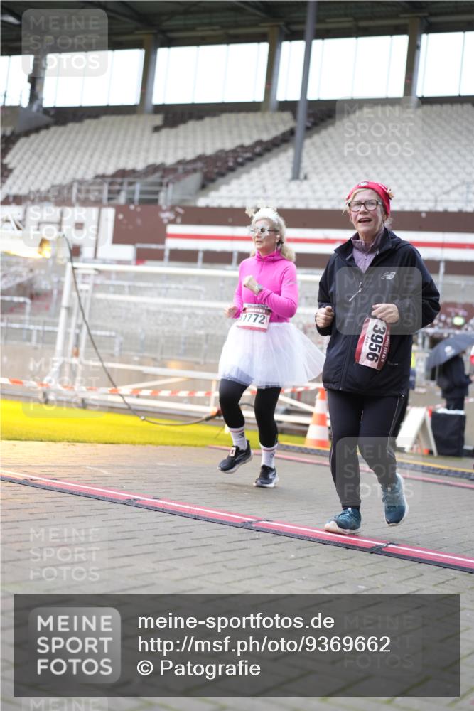 07.12.2025 - St. Pauli X-Mass-Run No. 15 Patografie http://msf.ph/oto/9369662 07.12.2025 11:27:16 Ziel 35, 36, 1772, 2995, 2999, 3004, 3956, 4647, 4656 meine-sportfotos.de