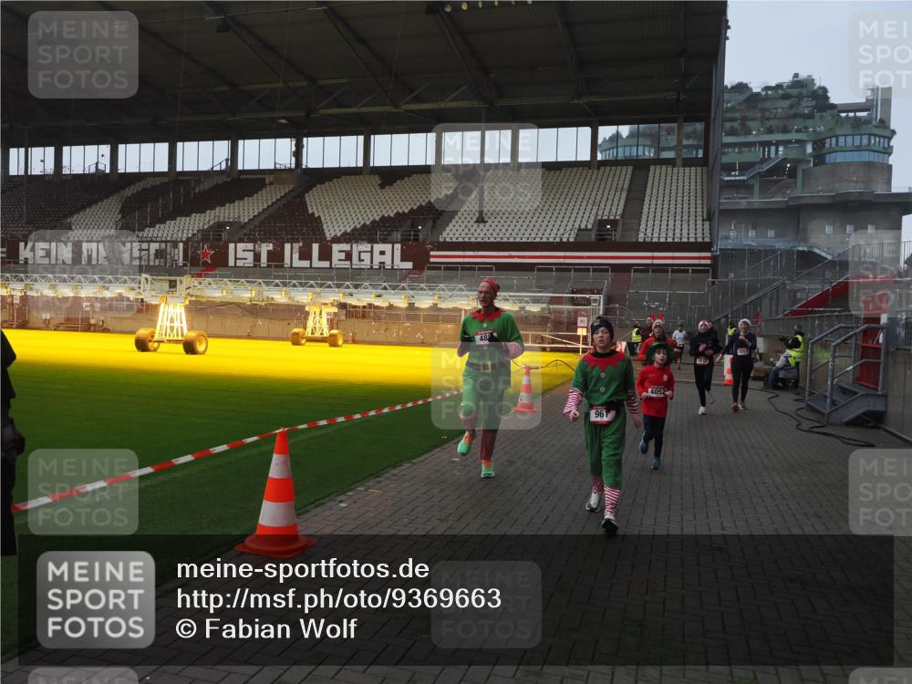 07.12.2025 - St. Pauli X-Mass-Run No. 15 Fabian Wolf http://msf.ph/oto/9369663 07.12.2025 09:59:34 Ziel 488, 961, 1763, 2204, 2207, 2657, 3513, 4029, 4051, 4052, 4465 meine-sportfotos.de