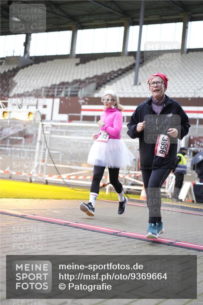 07.12.2025 - St. Pauli X-Mass-Run No. 15 Patografie http://msf.ph/oto/9369664 07.12.2025 11:27:16 Ziel 35, 36, 1772, 2995, 2999, 3004, 3956, 4647, 4656 meine-sportfotos.de