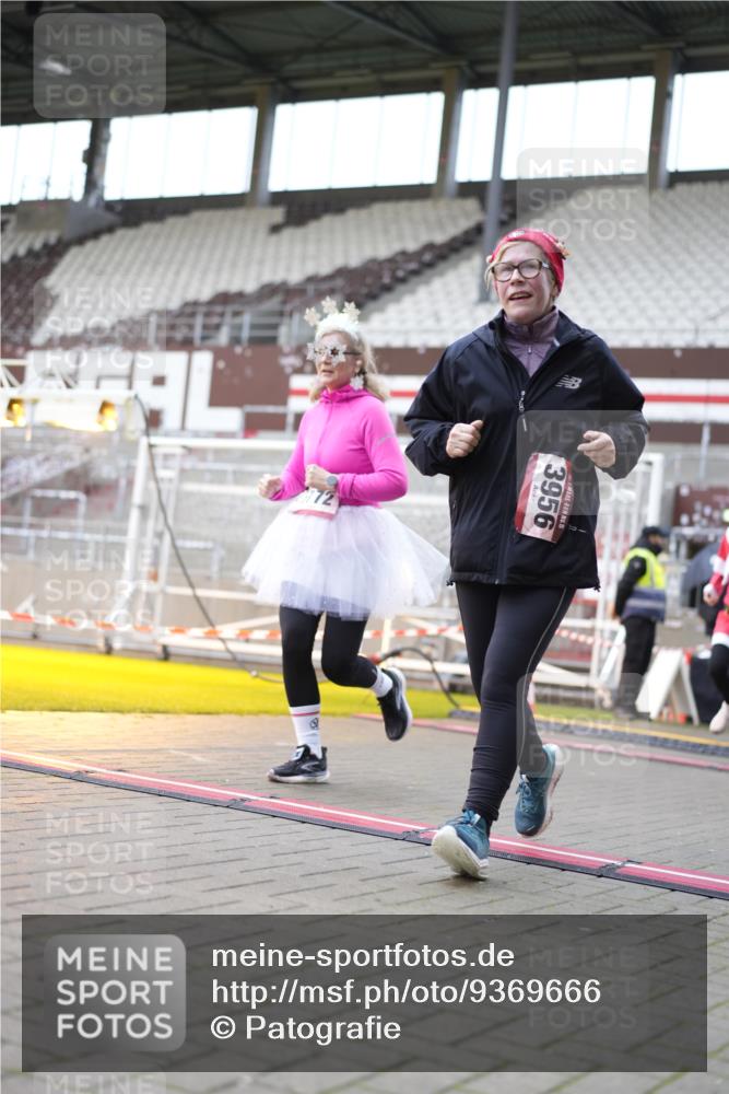 07.12.2025 - St. Pauli X-Mass-Run No. 15 Patografie http://msf.ph/oto/9369666 07.12.2025 11:27:16 Ziel 35, 36, 1772, 2995, 2999, 3004, 3956, 4647, 4656 meine-sportfotos.de
