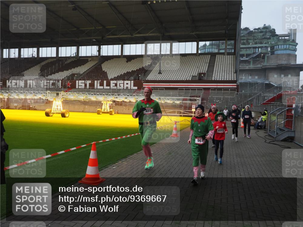 07.12.2025 - St. Pauli X-Mass-Run No. 15 Fabian Wolf http://msf.ph/oto/9369667 07.12.2025 09:59:35 Ziel 488, 910, 911, 961, 1763, 2204, 2207, 3513, 4029, 4051, 4052, 4465 meine-sportfotos.de