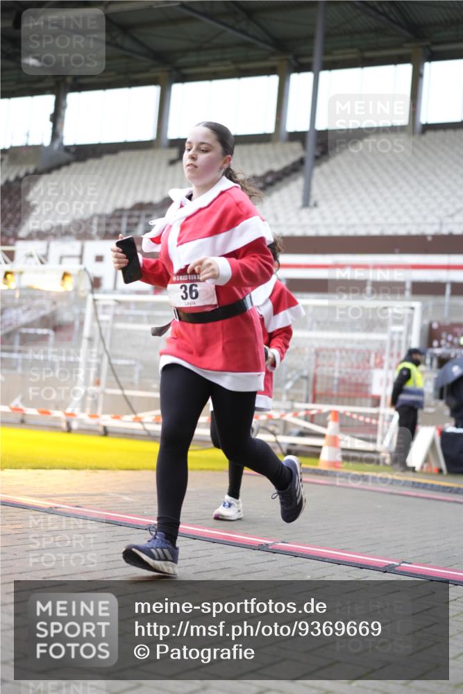 07.12.2025 - St. Pauli X-Mass-Run No. 15 Patografie http://msf.ph/oto/9369669 07.12.2025 11:27:18 Ziel 35, 36, 1772, 2995, 2999, 3004, 3956, 4647, 4656 meine-sportfotos.de