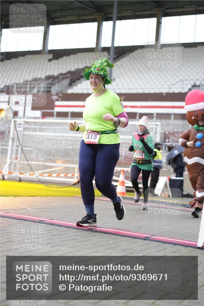 07.12.2025 - St. Pauli X-Mass-Run No. 15 Patografie http://msf.ph/oto/9369671 07.12.2025 11:27:24 Ziel 35, 36, 534, 1772, 2571, 2572, 2995, 2999, 3004, 3315, 3956, 4647, 4656 meine-sportfotos.de