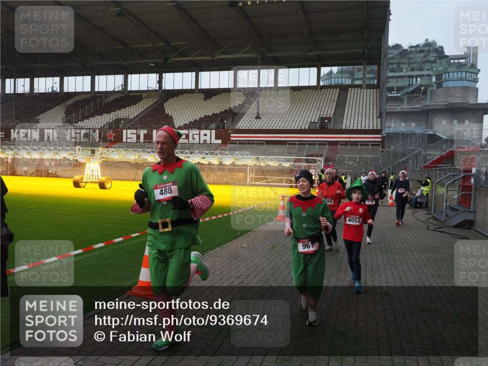 07.12.2025 - St. Pauli X-Mass-Run No. 15 Fabian Wolf http://msf.ph/oto/9369674 07.12.2025 09:59:35 Ziel 488, 910, 911, 961, 1763, 2204, 2207, 3513, 4029, 4051, 4052, 4465 meine-sportfotos.de