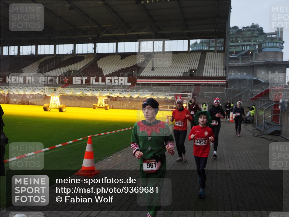 07.12.2025 - St. Pauli X-Mass-Run No. 15 Fabian Wolf http://msf.ph/oto/9369681 07.12.2025 09:59:36 Ziel 488, 910, 911, 961, 1763, 2204, 2207, 3513, 4029, 4051, 4052, 4465 meine-sportfotos.de