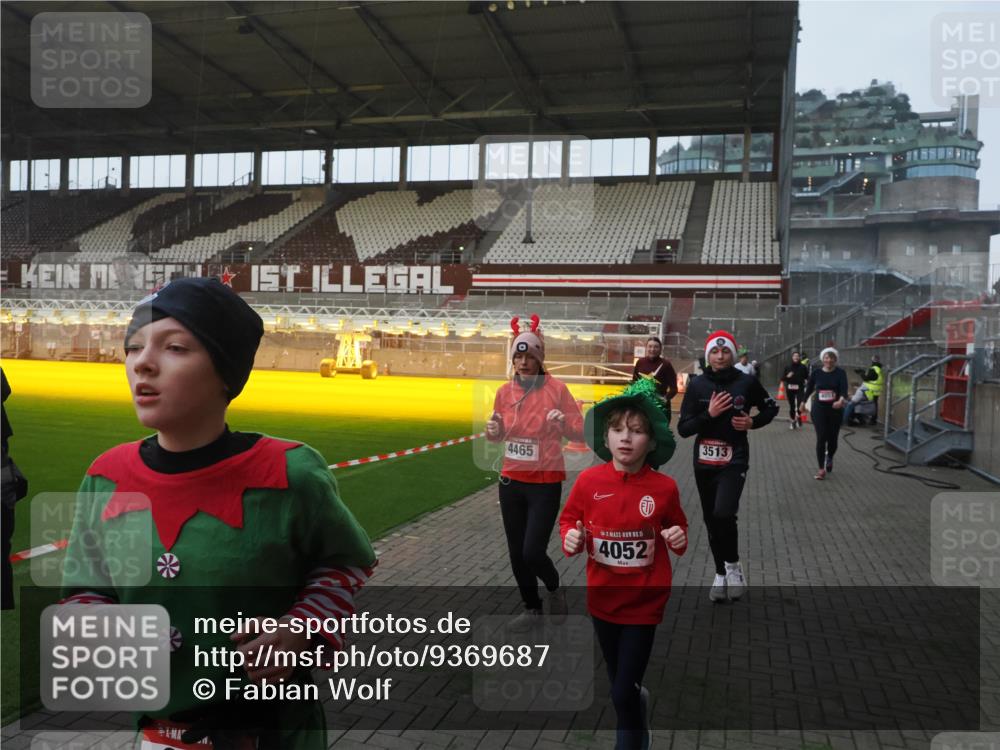 07.12.2025 - St. Pauli X-Mass-Run No. 15 Fabian Wolf http://msf.ph/oto/9369687 07.12.2025 09:59:37 Ziel 488, 910, 911, 961, 1763, 2204, 2207, 3513, 4029, 4051, 4052, 4465 meine-sportfotos.de