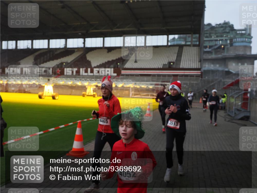 07.12.2025 - St. Pauli X-Mass-Run No. 15 Fabian Wolf http://msf.ph/oto/9369692 07.12.2025 09:59:37 Ziel 488, 910, 911, 961, 1763, 2204, 2207, 3513, 4029, 4051, 4052, 4465 meine-sportfotos.de