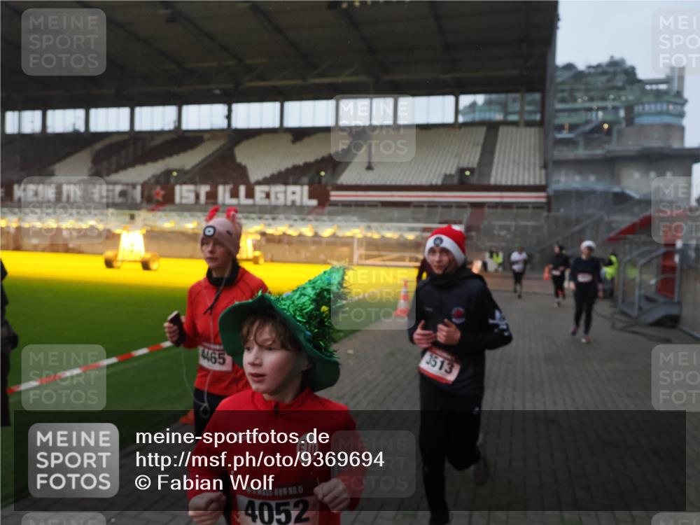 07.12.2025 - St. Pauli X-Mass-Run No. 15 Fabian Wolf http://msf.ph/oto/9369694 07.12.2025 09:59:37 Ziel 488, 910, 911, 961, 1763, 2204, 2207, 3513, 4029, 4051, 4052, 4465 meine-sportfotos.de