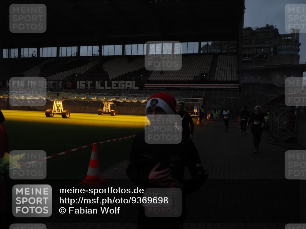 07.12.2025 - St. Pauli X-Mass-Run No. 15 Fabian Wolf http://msf.ph/oto/9369698 07.12.2025 09:59:38 Ziel 488, 910, 911, 961, 1763, 2204, 3513, 4029, 4051, 4052, 4465 meine-sportfotos.de