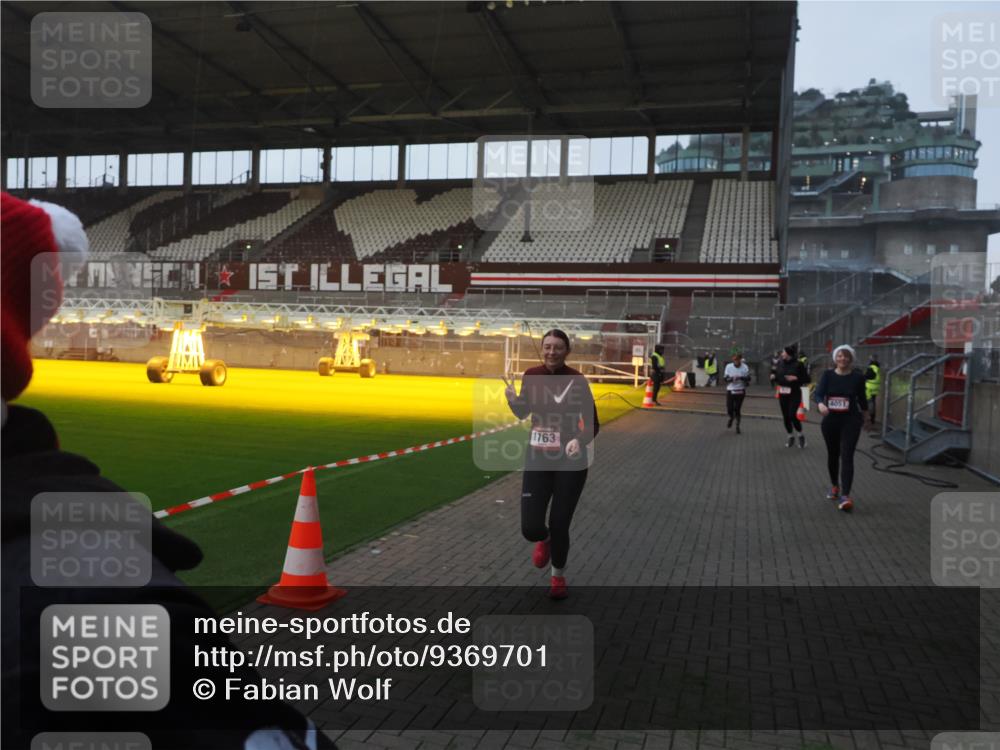 07.12.2025 - St. Pauli X-Mass-Run No. 15 Fabian Wolf http://msf.ph/oto/9369701 07.12.2025 09:59:38 Ziel 488, 910, 911, 961, 1763, 2204, 3513, 4029, 4051, 4052, 4465 meine-sportfotos.de