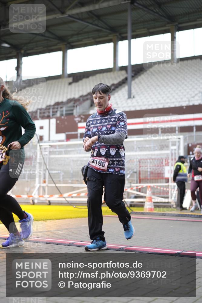07.12.2025 - St. Pauli X-Mass-Run No. 15 Patografie http://msf.ph/oto/9369702 07.12.2025 11:27:49 Ziel 407, 1082, 2192, 2196, 2567, 2655, 2930, 2980, 3027 meine-sportfotos.de
