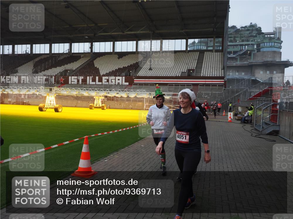 07.12.2025 - St. Pauli X-Mass-Run No. 15 Fabian Wolf http://msf.ph/oto/9369713 07.12.2025 09:59:42 Ziel 488, 910, 911, 961, 1763, 2186, 2729, 3513, 4029, 4051, 4052, 4465 meine-sportfotos.de