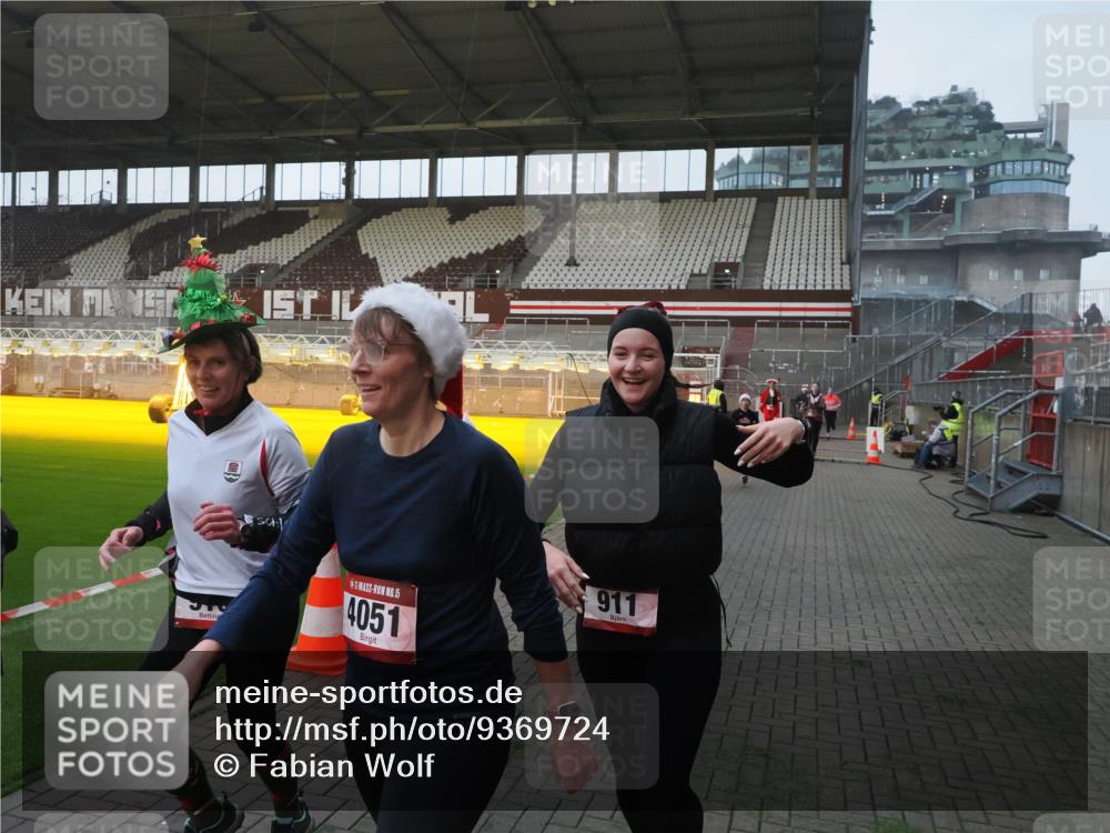 07.12.2025 - St. Pauli X-Mass-Run No. 15 Fabian Wolf http://msf.ph/oto/9369724 07.12.2025 09:59:43 Ziel 488, 910, 911, 961, 1763, 2186, 2729, 3513, 4029, 4051, 4052, 4465 meine-sportfotos.de