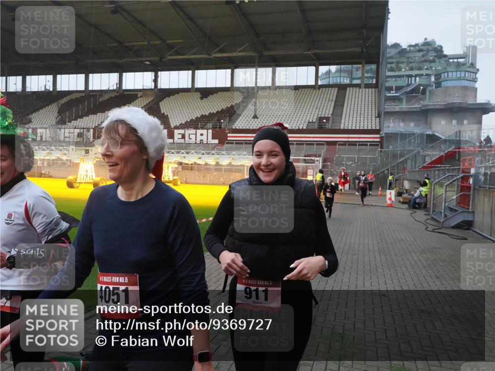 07.12.2025 - St. Pauli X-Mass-Run No. 15 Fabian Wolf http://msf.ph/oto/9369727 07.12.2025 09:59:43 Ziel 488, 910, 911, 961, 1763, 2186, 2729, 3513, 4029, 4051, 4052, 4465 meine-sportfotos.de