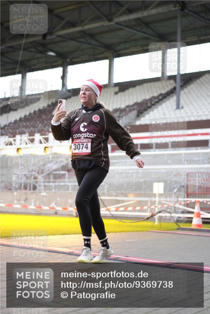 07.12.2025 - St. Pauli X-Mass-Run No. 15 Patografie http://msf.ph/oto/9369738 07.12.2025 11:28:05 Ziel 1082, 2138, 2139, 2163, 2655, 2930, 2980, 3027, 3057, 3063, 3074, 3599, 4644, 4653, 4655 meine-sportfotos.de